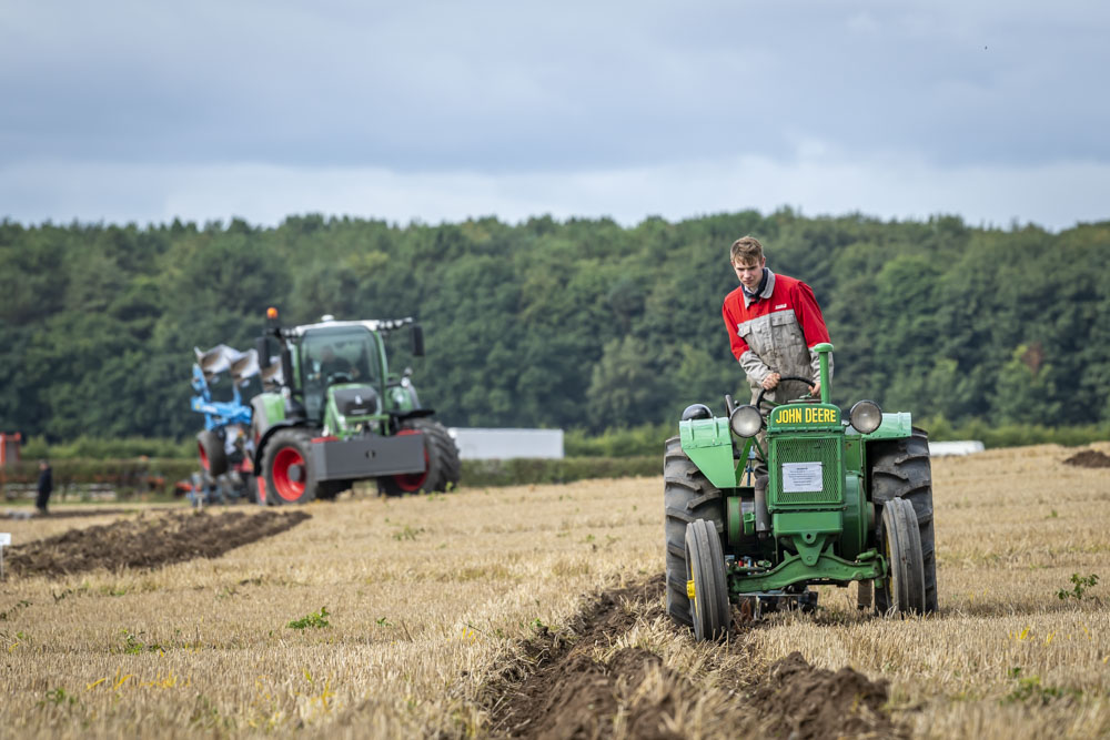 Vintage John Deere and modern Fendt